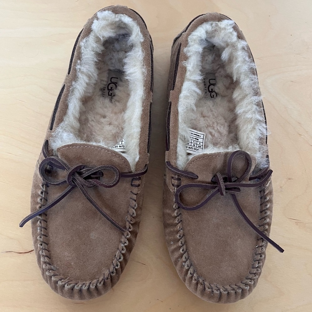 UGG Women's Dakota Slipper Moccasins Size 9 Chestnut